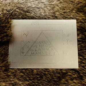 May include: A pencil sketch of a triangle with the words "DAMNA MENTUS AKRANIMA CHAMAREI" written inside. The triangle is surrounded by a square with the words "PRO", "POP", "YES", and "TH" written on the sides.