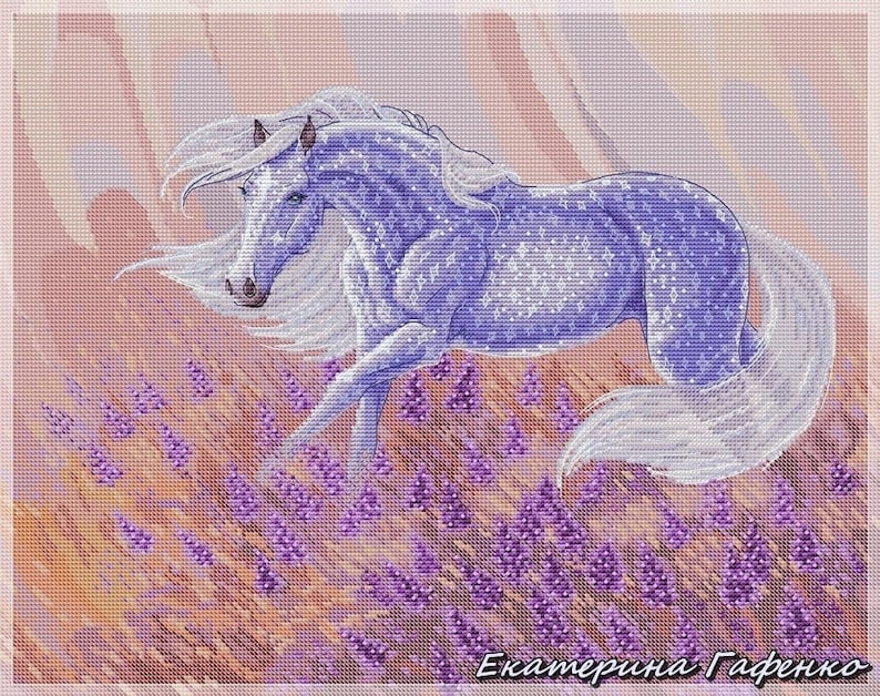 Pu&ograve; includere: Un cavallo bianco con un manto blu scintillante corre attraverso un campo di fiori di lavanda viola. La criniera e la coda del cavallo fluttuano nel vento. Lo sfondo &egrave; un tramonto morbido, rosa e arancione.