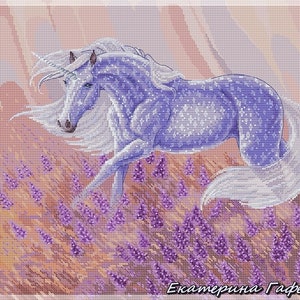 Pu&ograve; includere: Un unicorno bianco con un corno d'argento corre attraverso un campo di fiori di lavanda viola. Il mantello dell'unicorno &egrave; di un blu scintillante con una criniera e una coda bianche.