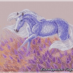 Pu&ograve; includere: Un cavallo bianco con un manto viola e argento corre attraverso un campo di fiori di lavanda. La criniera e la coda del cavallo fluttuano nel vento. Lo sfondo &egrave; di un viola chiaro.