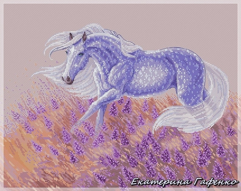 Pu&ograve; includere: Un cavallo bianco con un manto viola e argento corre attraverso un campo di fiori di lavanda. La criniera e la coda del cavallo fluttuano nel vento. Lo sfondo &egrave; di un viola chiaro.