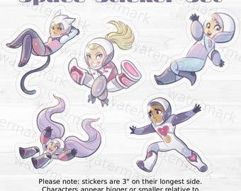 Op de afbeelding: Een Space Sticker Set met vijf stripfiguren in ruimtepakken. Elke sticker is 7,62 cm op de langste zijde. De figuren hebben gevarieerde houdingen, haarkleuren en pakontwerpen in tinten paars, roze, wit en blauw. De tekst Space Sticker Set staat bovenaan.