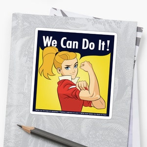 Pode incluir: Um pôster de estilo vintage com uma mulher de desenho animado com cabelo loiro vestindo uma camisa vermelha, flexionando o bíceps. O pôster tem o texto "We Can Do It!" em letras brancas em negrito sobre um fundo azul. O texto "WE'RE ON THE EDGE OF GREATNESS TURNING DARKNESS TO LIGHT WE'RE RIGHT BESIDE YOU READY TO FIGHT" está impresso em letras brancas menores na parte inferior do pôster.