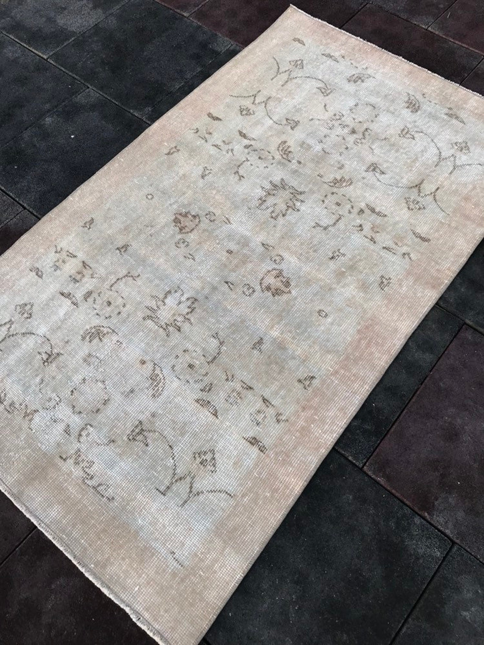4 ft 9 in x 2 ft 9 in 149 x 87 cm Qushak Rug Vintage Rug