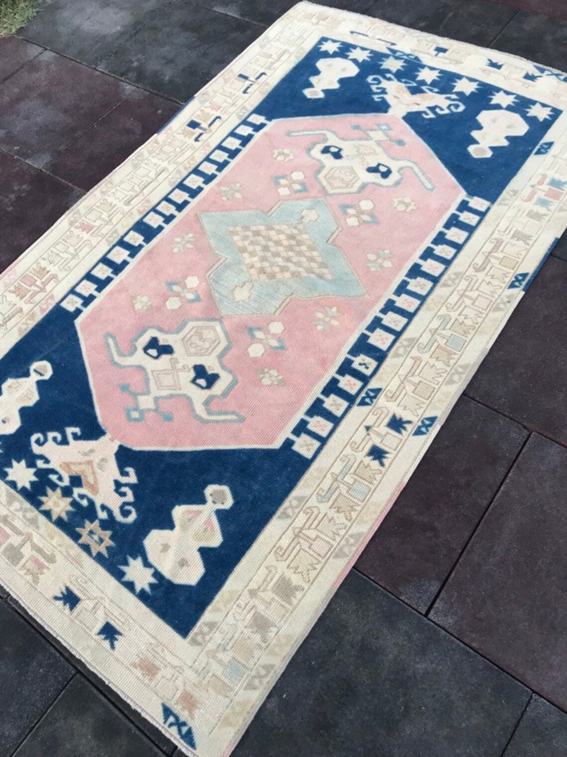 5 ft 8 in x 3 ft 5 in 178 x 107 cm Decorative Rug Vintage