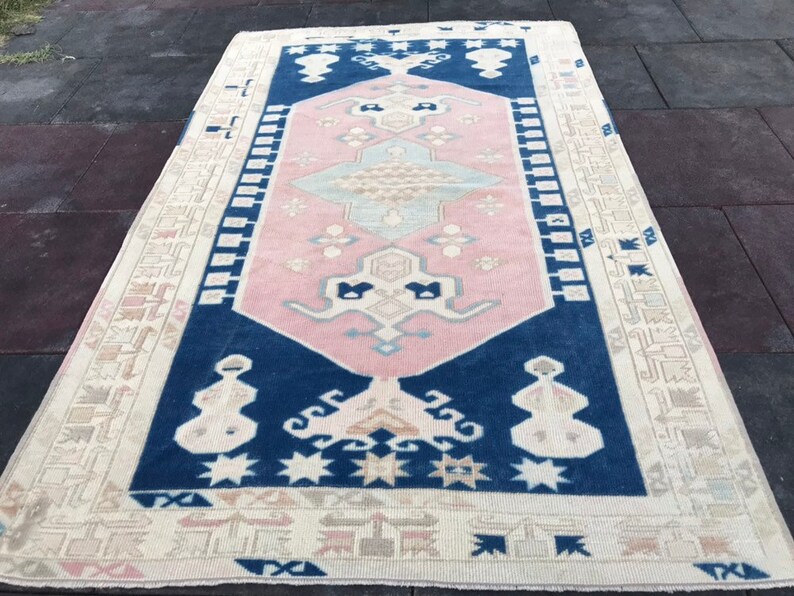5 ft 8 in x 3 ft 5 in 178 x 107 cm Decorative Rug Vintage