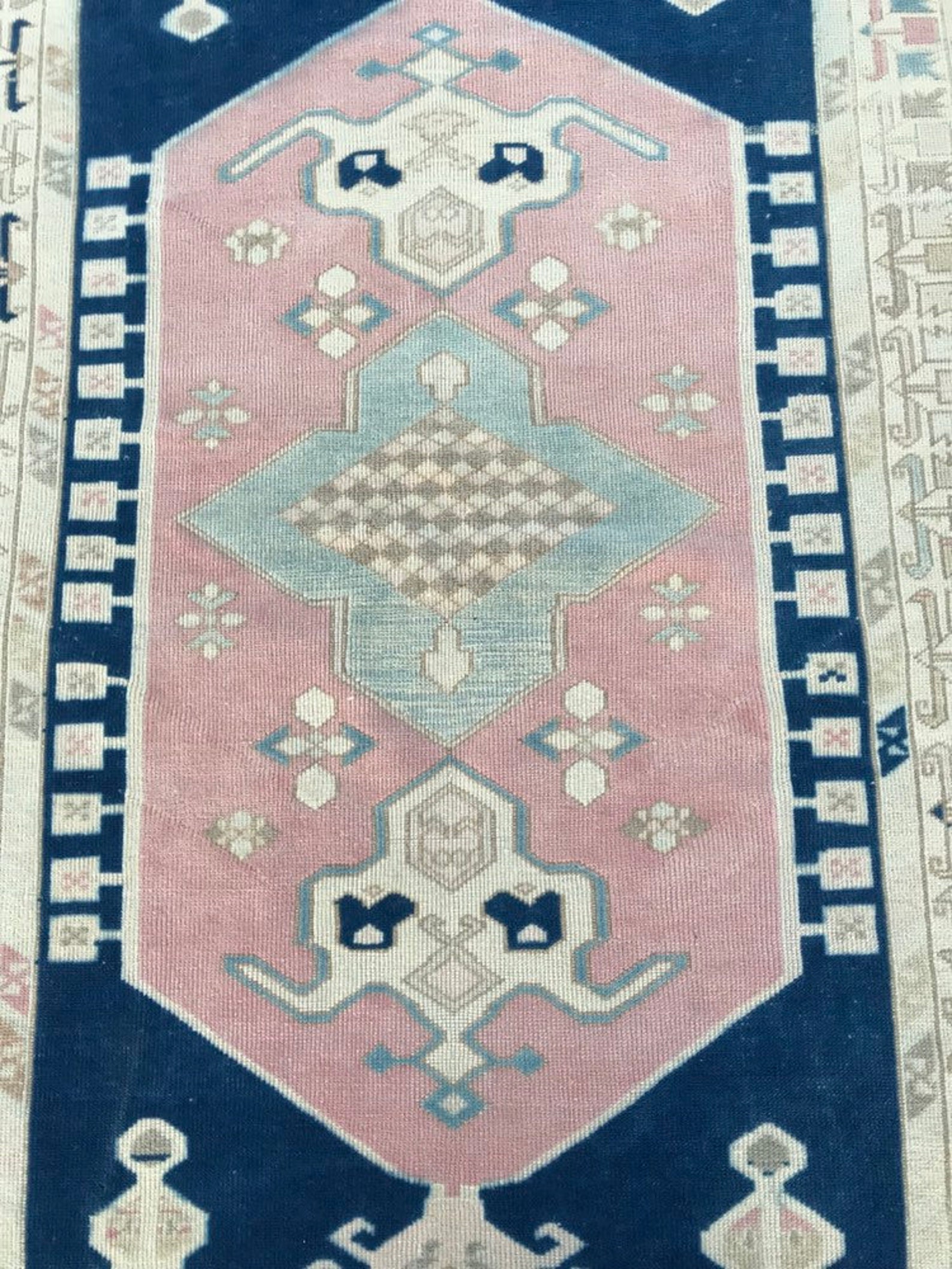 5 ft 8 in x 3 ft 5 in 178 x 107 cm Decorative Rug Vintage