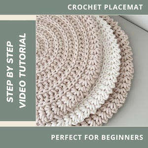 Puede incluir: Mantel individual de ganchillo en beige y blanco roto. Los manteles individuales circulares tienen un patrón texturizado. La imagen incluye el texto "CROCHET PLACEMAT" y "STEP BY STEP VIDEO TUTORIAL".