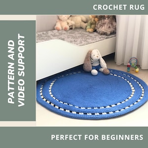 Peut inclure: Un tapis rond bleu crocheté avec une bordure blanche. Le tapis est fait à la main et semble être fait de fil épais. Le texte "CROCHET RUG" est en haut de l'image. Le texte "PATTERN AND VIDEO SUPPORT" est à gauche. Le texte "PERFECT FOR BEGINNERS" est en bas.