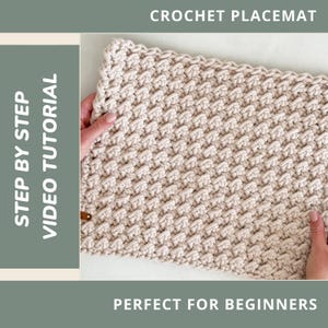Può includere: Un sottopiatti all'uncinetto beige con un motivo intrecciato strutturato. Il sottopiatti rettangolare ha un bordo leggermente smerlato. Il testo sull'immagine recita "CROCHET PLACEMAT", "STEP BY STEP VIDEO TUTORIAL" e "PERFECT FOR BEGINNERS".