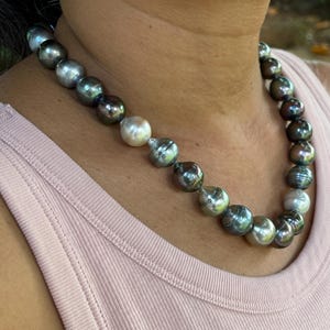 Collar de perlas cultivadas de Tahití de 12 a 14,9 mm, con colores naturales brillantes e increíblemente vivos, y cierre de oro amarillo de 14 k.