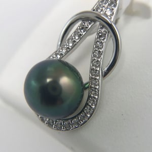 10mm Tahitian Cultured Pearl & White Topaz Pendant