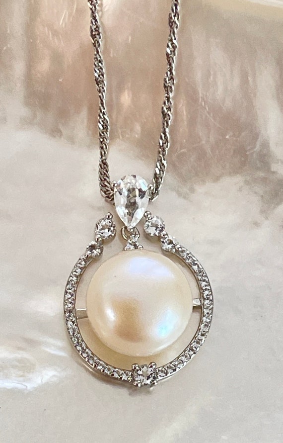 Colgante De Perla Cultivada De Agua Dulce Blanca De Color Natural De 8-9 Mm Con Baño De Rodio Y Detalle De Topacio - México