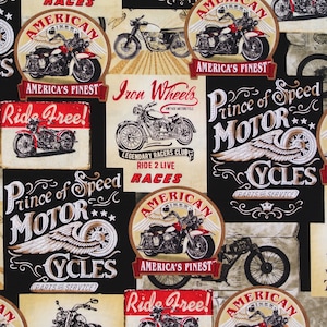 Könnte beinhalten: Ein schwarz-weiß gemusterter Stoff mit Motorrad-Motiv. Der Stoff zeigt Bilder von Motorrädern, Text, der "American Races", "Iron Wheels", "Prince of Speed Motor Cycles" und "Ride Free!" sagt.