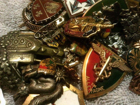 VINTAGE PINS LOT