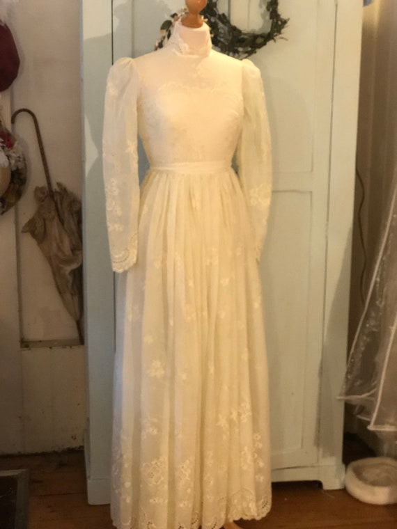 Vintage High Neck Edwardian style wedding dress Vintage High Neck Edwardian style wedding dress