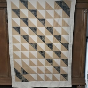 Patchwork quilt "Beige driehoeken met een vleugje zwart" Quilt Knuffeldeken Deken