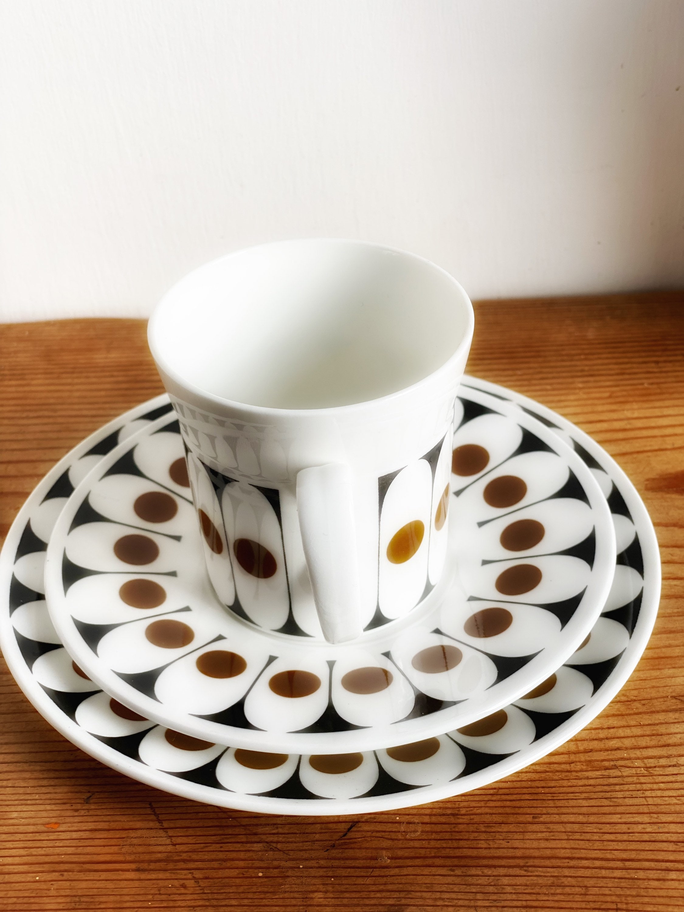 ジョン・ラッセルがHostess Tableware UKのためにデザインしたブラック 