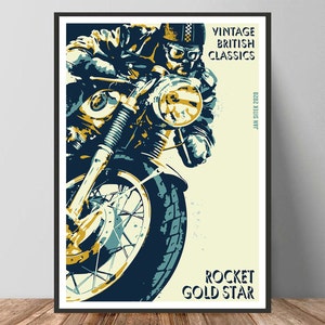 Pode incluir: Um pôster vintage com uma ilustração azul e amarela de um motociclista em uma moto Rocket Gold Star. O pôster tem o texto "Vintage British Classics" e "Jan Stik 2020".