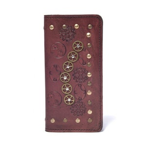 Könnte beinhalten: Eine braune Lederbörse mit Steampunk-Design mit goldenen Zahnrädern und Nieten.