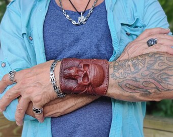 MADE TO ORDER-Handgefertigte Echt Pflanzliche Leder Braun Schädel Design Manschette-Unisex Geschenk Geprägte Schädel Leder Biker Armband Armband