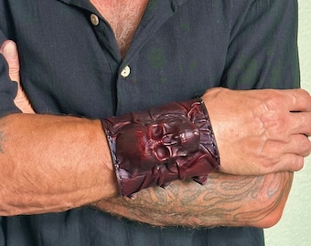 MADE TO ORDER-Handgefertigte Echtleder Kastanienbraun Schädel Design Manschette-Unisex Geschenk Geprägte Schädel-Cool Geschenk Leder Biker Armband Armband