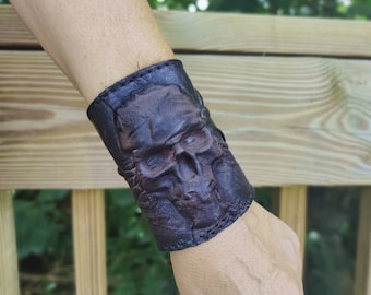 MADE TO ORDER Handgefertigte echte Pflanzliche Leder Schwarz Schädel Design Manschette-Unisex Geschenk Geprägte Schädel Leder Armband