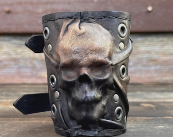 BESTÄLLNINGSTILLVERKAD - Handgjort rustikt armband i äkta läder med nitar, präglat dödskalledesign med nitar, unisex present till biker.