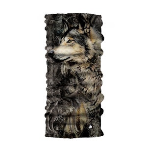Könnte beinhalten: Ein schwarzer und grauer gemusterter Nackentuch mit einem Wolf-Design. Der Wolf schaut nach links und hat ein braunes und graues Fellmuster. Der Hintergrund ist dunkelgrau mit einem Muster aus Blättern und Ästen.