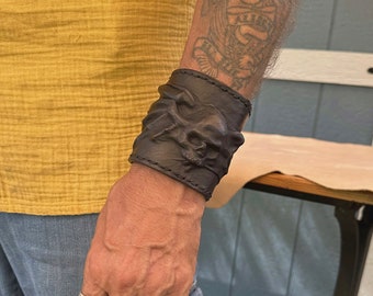 Auf Bestellung-Große Handgefertigte Echt Schwarz Leder Vampir Schädel Design Manschette - Unisex Geschenk Schädel Leder Armband Life Style Armband