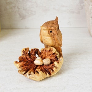 Miniatura sowy z gniazdem jaj, rzeźba, posąg, unikatowy, spersonalizowany prezent, drewniany ptak, dekoracja pokoju dziecięcego, prezent dla mamy, prezent świąteczny