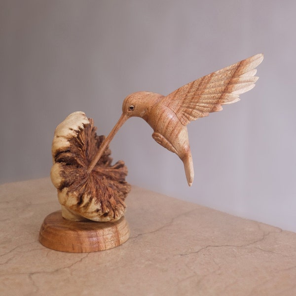 Hölzerner Kolibri, der sich von einer Blume ernährt, handgefertigte Skulptur, Holzschnitzfigur, Vogelstatue, Colibri, handgefertigte Deko, Geburtstag, Muttertag