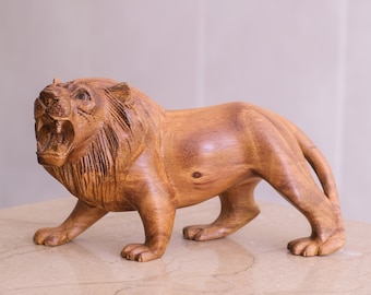 Sculpture de lion en bois, statue sculptée à la main, sculpture sur bois, figurine d'animal d'Afrique, safari, décoration d'intérieur, décoration d'étagère, cadeau petit ami