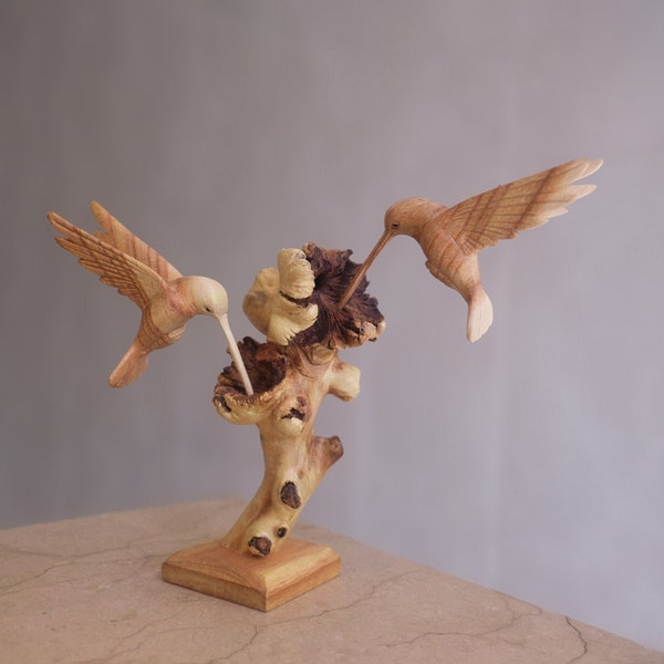 Scultura di coppia di colibrì in legno, intaglio del legno, statua di uccello, arredamento fatto a mano, rustico, inaugurazione della casa, regalo di nozze, personalizzato, compleanno