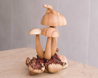 Sculpture en bois de serpent sur champignon, ornement de reptile, fait main, statue personnalisée, animal, décoration cottage, cadeau pour maman, cadeau de pendaison de crémaillère