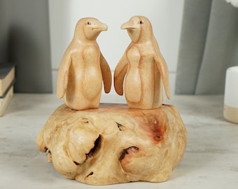 Couple de pingouins en bois sur socle naturel, statue faite main, art animalier unique, sculpture sur bois, décoration faite main, cadeau de mariage, cadeau pour partenaire