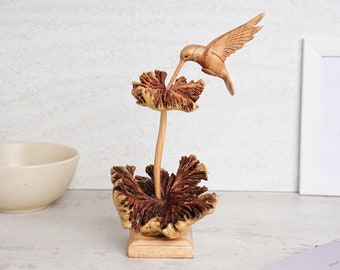 Kolibri füttert eine Blume, Kunst, Holzschnitzerei, Figur, Vogelstatue aus Holz, Skulptur, Colibri, Kunst, Heilgeschenk, Geschenk für Mama