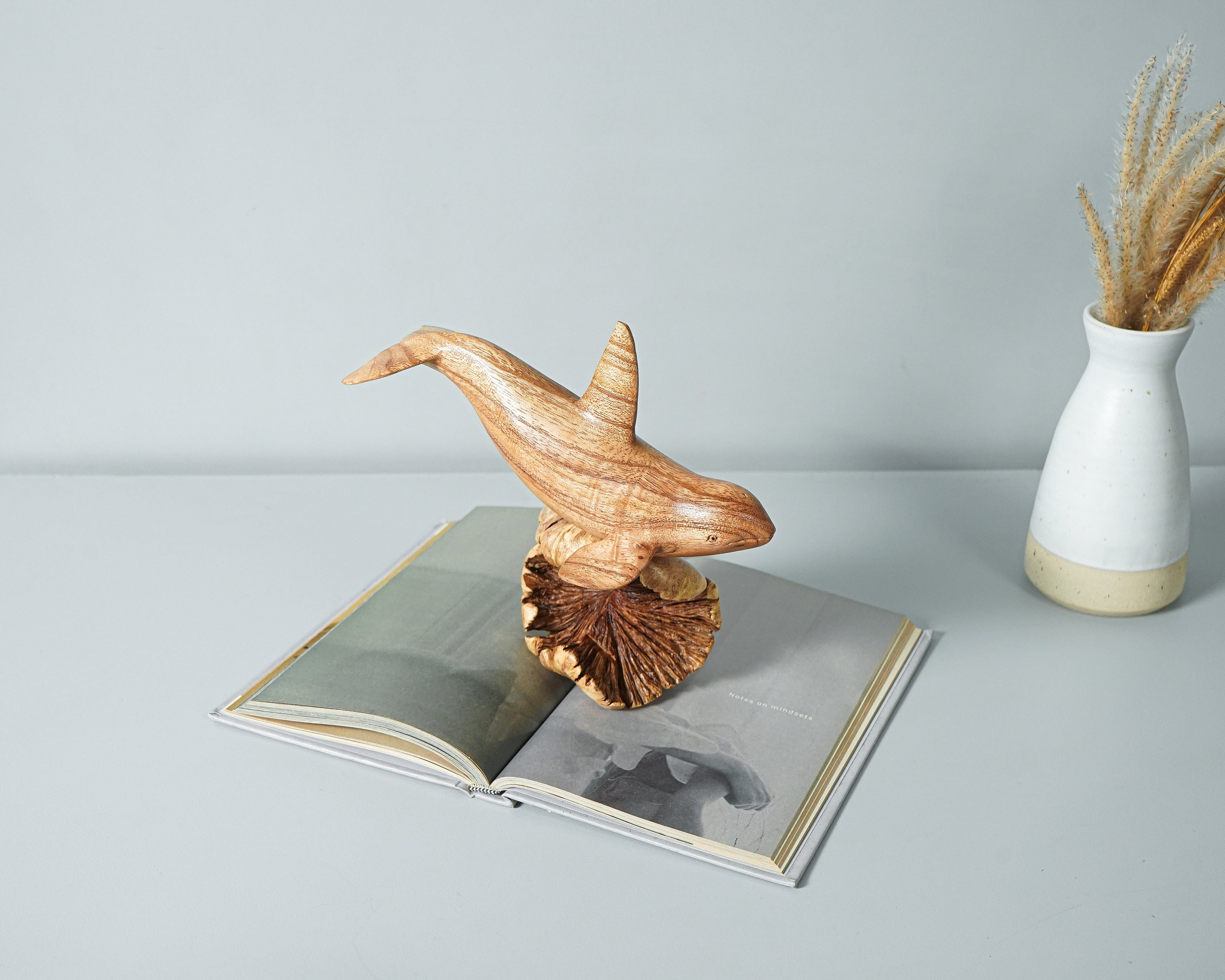 木製のシャチの像、泳ぐシャチの置物、彫刻、動物の木彫り、アート