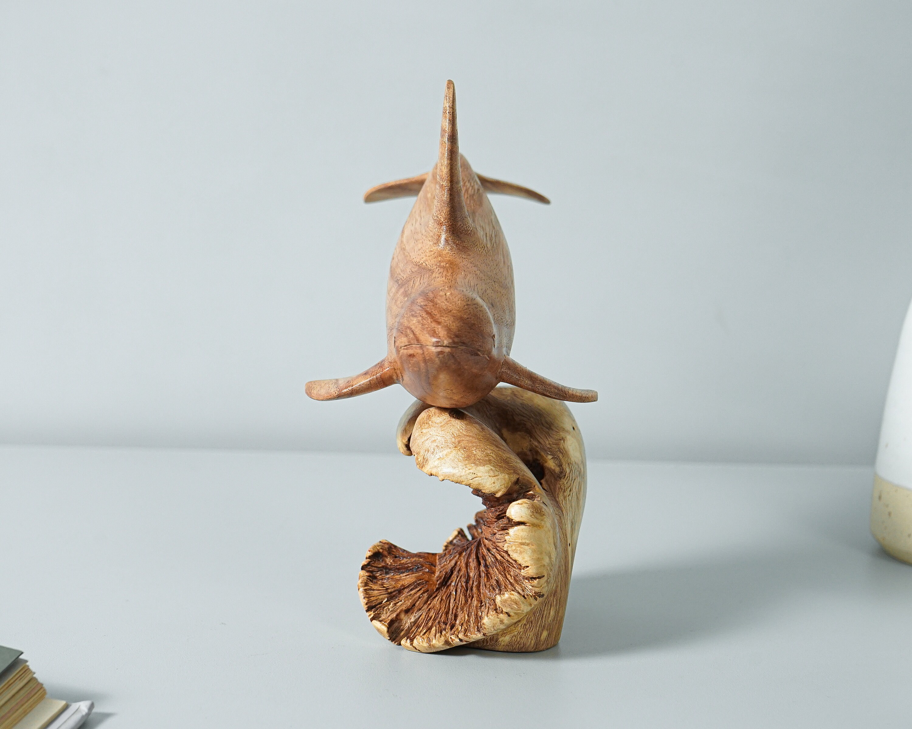 木製のシャチの像、泳ぐシャチの置物、彫刻、動物の木彫り、アート