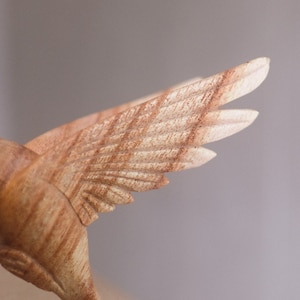 Colibri en bois se nourrissant d'une fleur, sculpture faite main, sculpture sur bois, statue d'oiseau, colibri, décoration faite main, anniversaire, fête des mères image 7