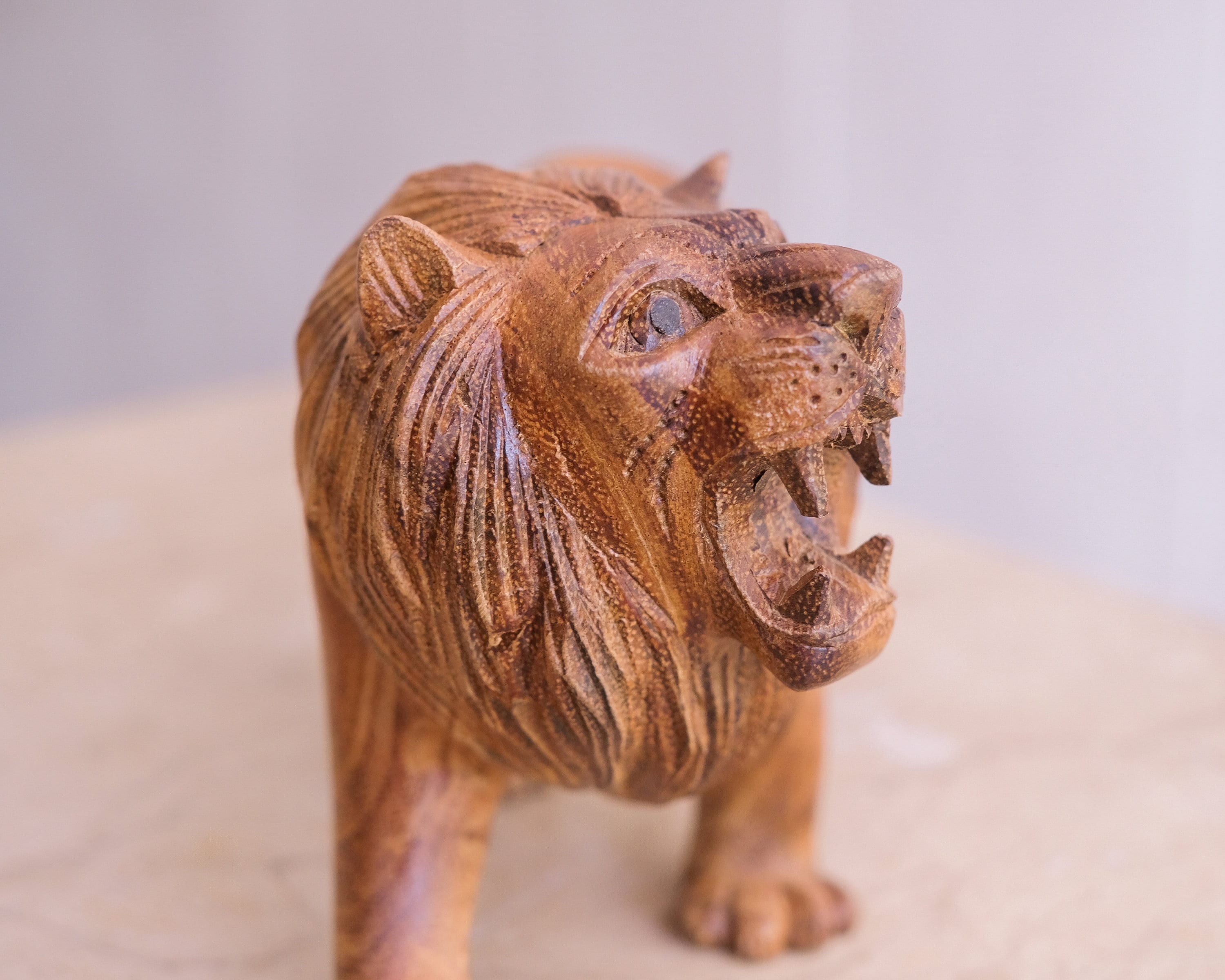 木製のライオンの彫刻、手彫りの彫像、木彫り、アフリカの動物の置物