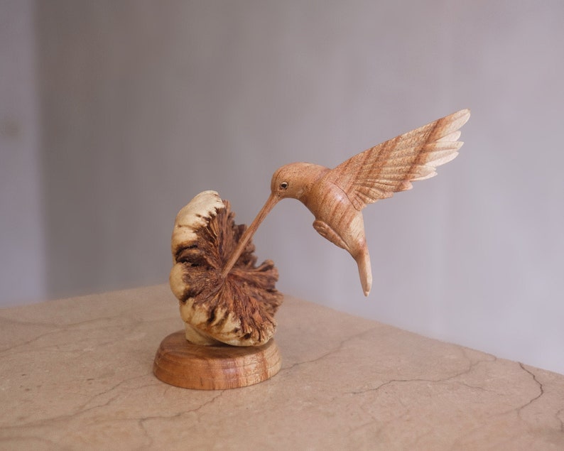 Colibri en bois se nourrissant d'une fleur, sculpture faite main, sculpture sur bois, statue d'oiseau, colibri, décoration faite main, anniversaire, fête des mères image 1