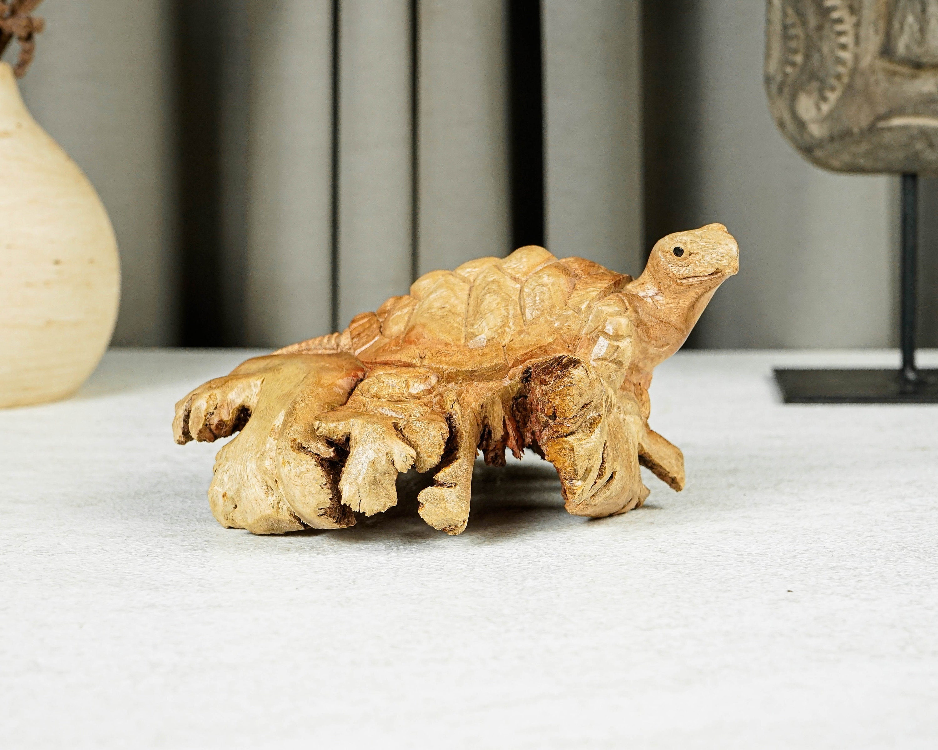 木の彫り物　亀 木製の亀の像、亀の彫刻、木彫り、自然、素朴な彫刻、アート、置物
