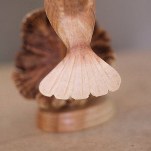 Colibri en bois se nourrissant d'une fleur, sculpture faite main, sculpture sur bois, statue d'oiseau, colibri, décoration faite main, anniversaire, fête des mères image 8