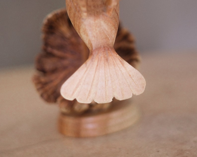 Colibri en bois se nourrissant d'une fleur, sculpture faite main, sculpture sur bois, statue d'oiseau, colibri, décoration faite main, anniversaire, fête des mères image 8