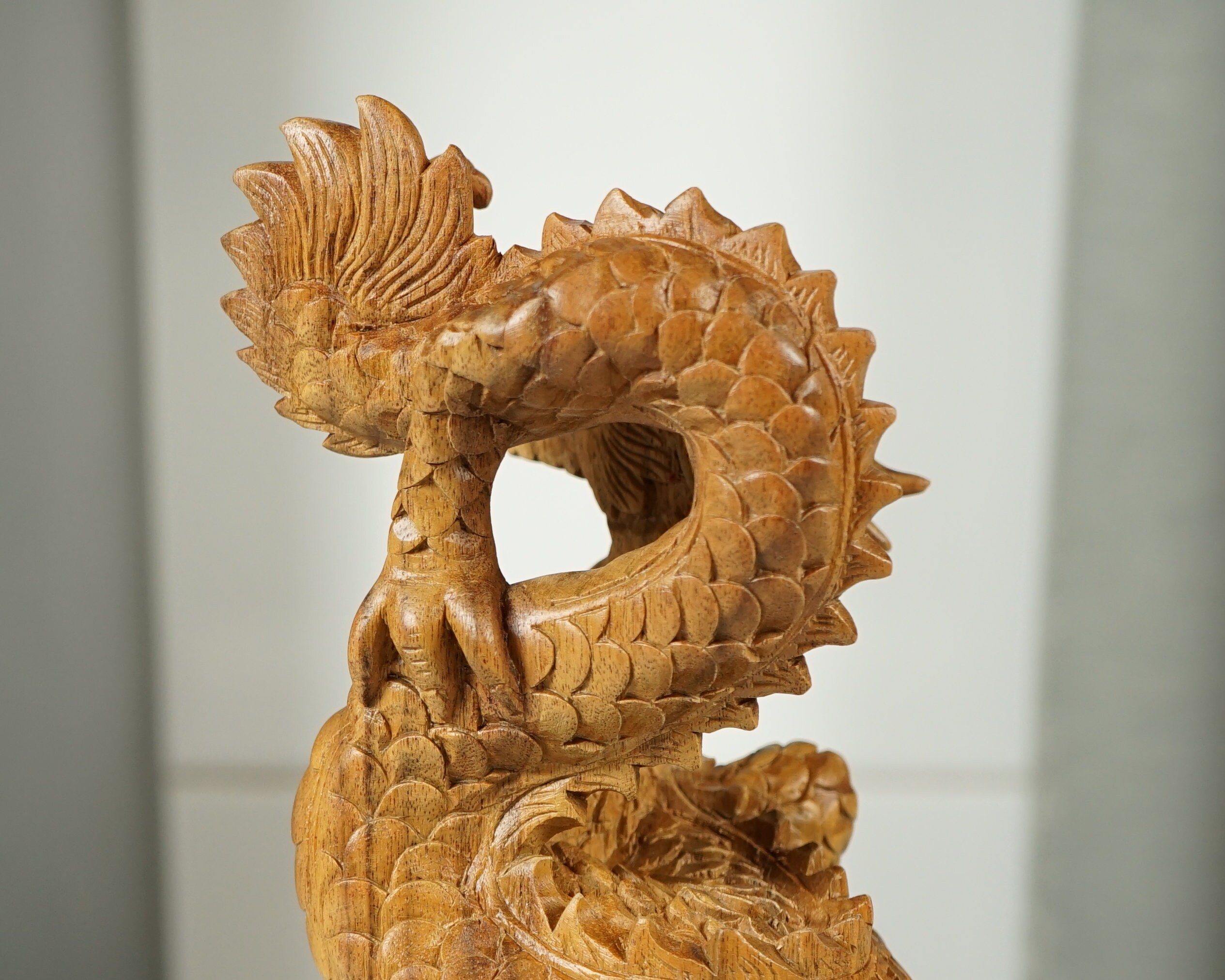 木製の龍の像、手作りの彫刻、中国の龍、神秘的な動物、ユニーク
