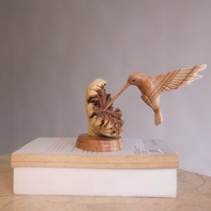 Colibri en bois se nourrissant d'une fleur, sculpture faite main, sculpture sur bois, statue d'oiseau, colibri, décoration faite main, anniversaire, fête des mères image 5