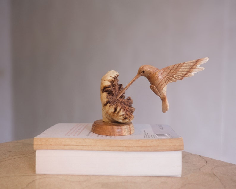 Colibri en bois se nourrissant d'une fleur, sculpture faite main, sculpture sur bois, statue d'oiseau, colibri, décoration faite main, anniversaire, fête des mères image 5