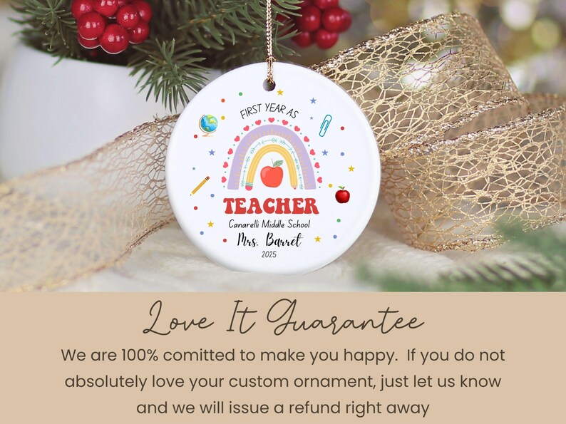 Peut inclure: Ornement en c&eacute;ramique blanc avec un arc-en-ciel, une pomme et des graphiques scolaires. Le texte indique "First Year as Teacher", "Teacher", le nom de l'&eacute;cole et "Mrs. Barret 2025". L'ornement est suspendu &agrave; une ficelle dor&eacute;e.