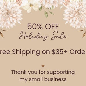 Peut inclure: Fond beige avec des accents floraux et le texte "50% OFF Holiday Sale". L'image comprend &eacute;galement le texte "Livraison gratuite sur les commandes de 35 $ et plus" et "Merci de soutenir ma petite entreprise."